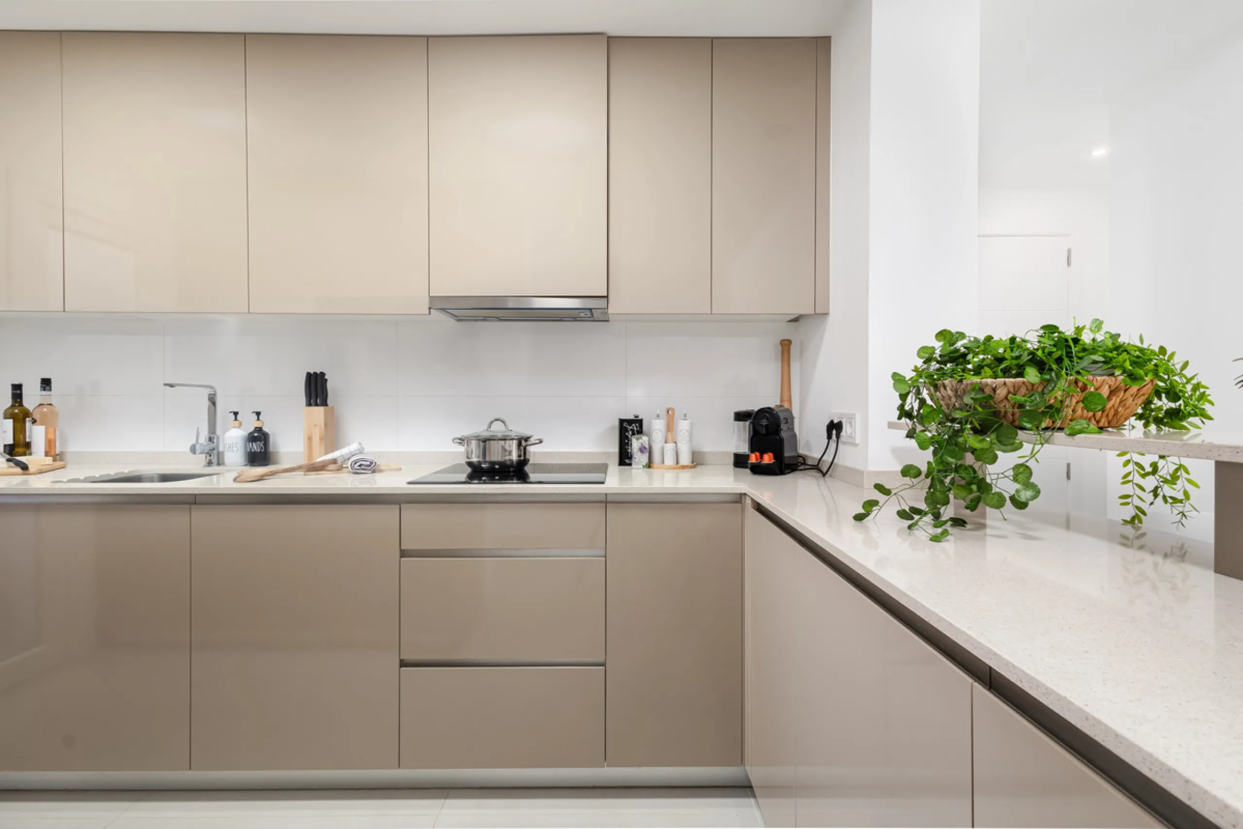 Discover this bright and beautifully presented 2-bedroom apartment located in the sought-after community of Miradores del Sol, perfectly positioned between Marbella and Estepona.
