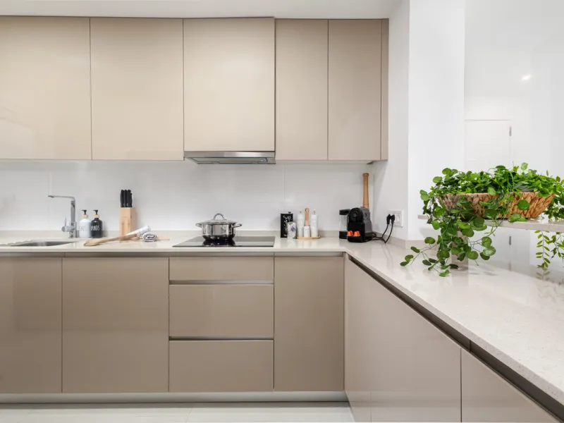 Discover this bright and beautifully presented 2-bedroom apartment located in the sought-after community of Miradores del Sol, perfectly positioned between Marbella and Estepona.