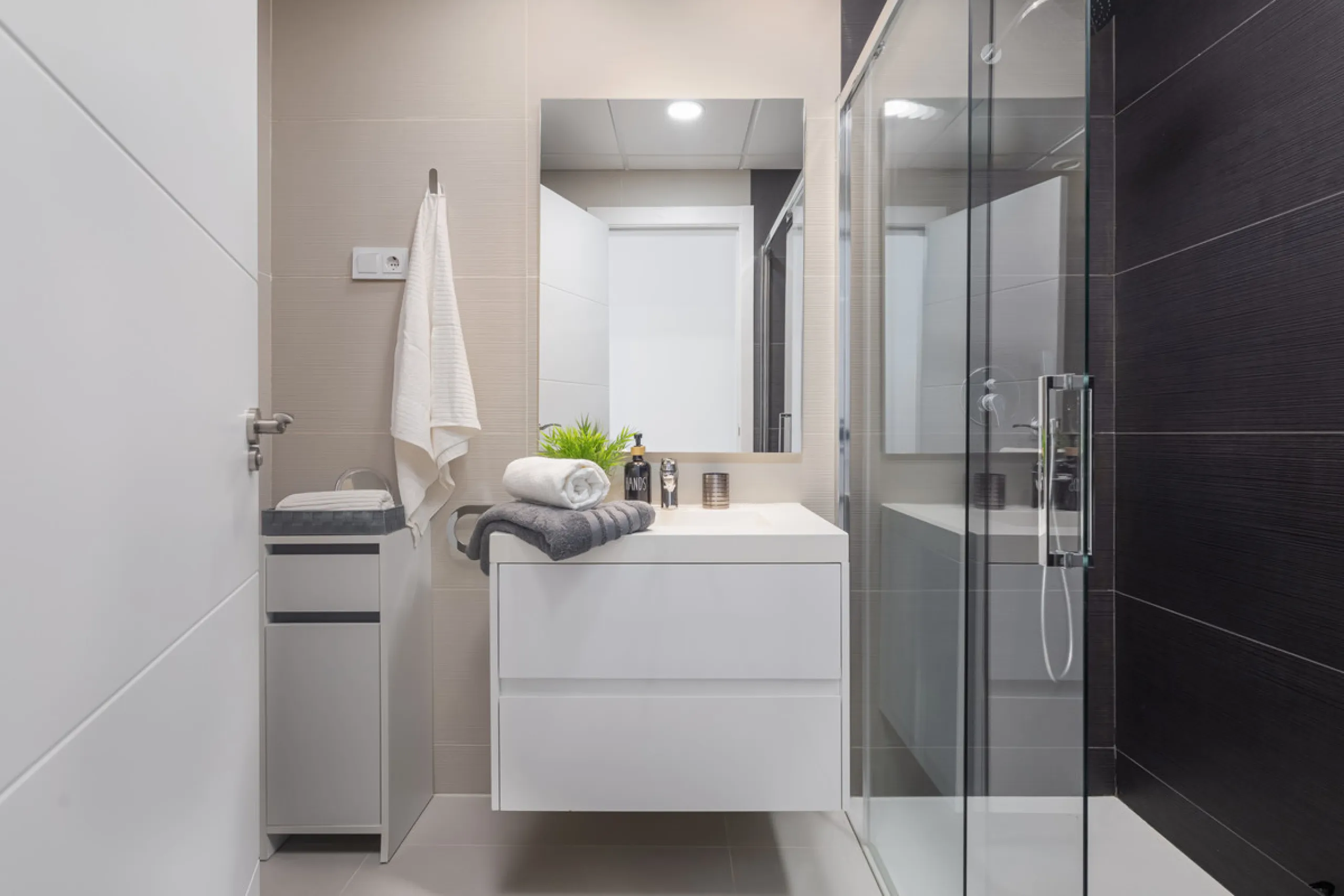 Discover this bright and beautifully presented 2-bedroom apartment located in the sought-after community of Miradores del Sol, perfectly positioned between Marbella and Estepona.