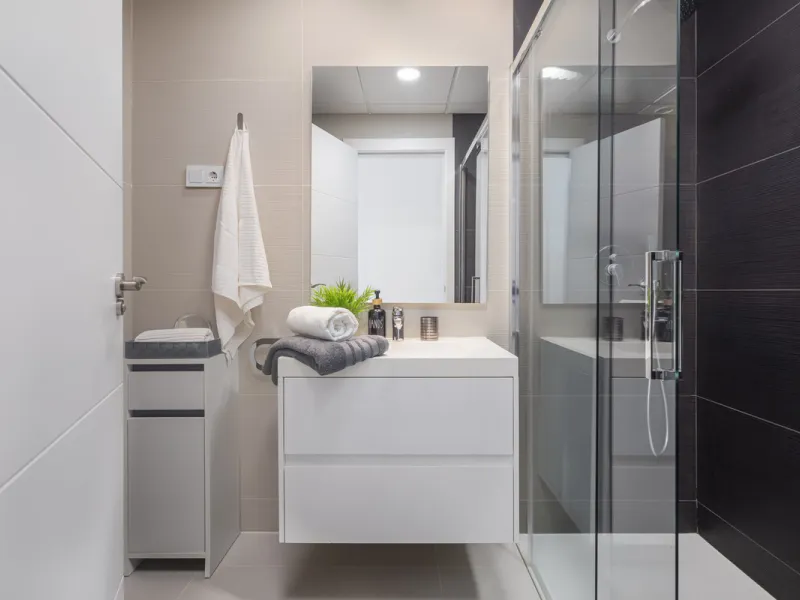 Discover this bright and beautifully presented 2-bedroom apartment located in the sought-after community of Miradores del Sol, perfectly positioned between Marbella and Estepona.