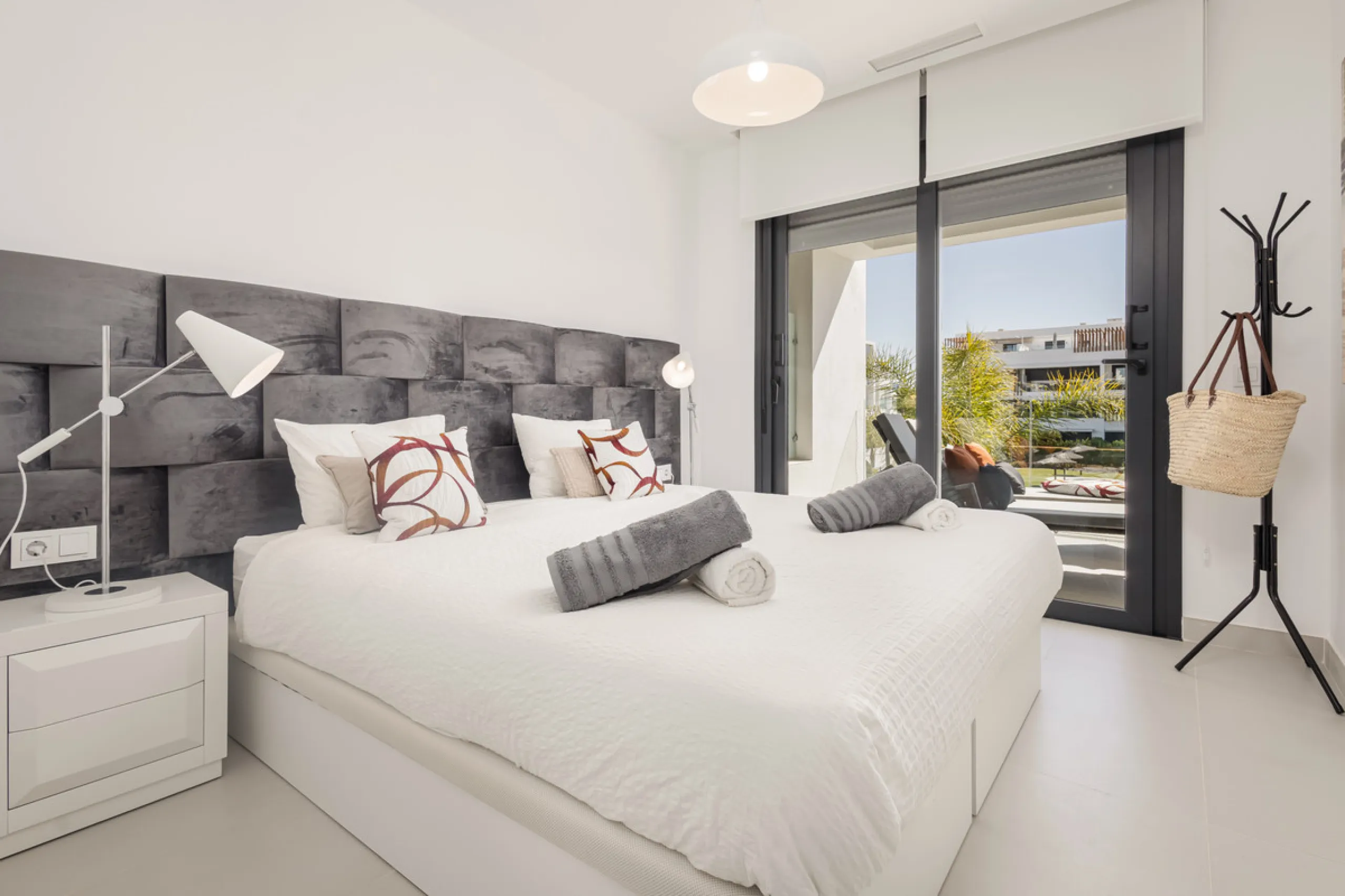 Discover this bright and beautifully presented 2-bedroom apartment located in the sought-after community of Miradores del Sol, perfectly positioned between Marbella and Estepona.
