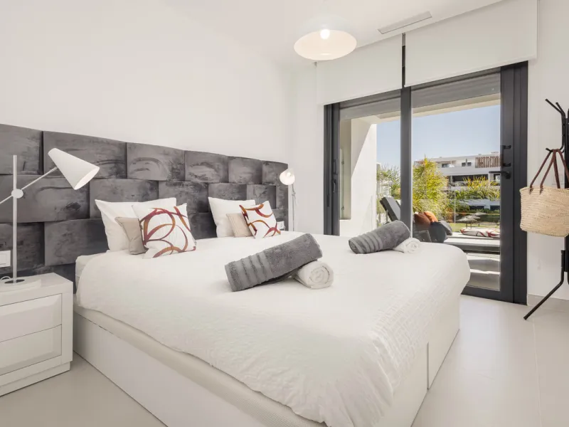 Discover this bright and beautifully presented 2-bedroom apartment located in the sought-after community of Miradores del Sol, perfectly positioned between Marbella and Estepona.