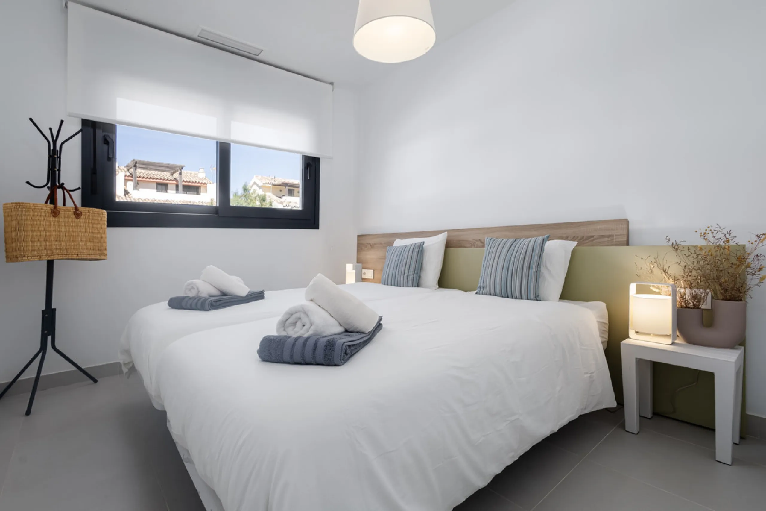 Discover this bright and beautifully presented 2-bedroom apartment located in the sought-after community of Miradores del Sol, perfectly positioned between Marbella and Estepona.