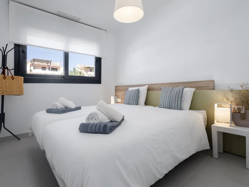 Discover this bright and beautifully presented 2-bedroom apartment located in the sought-after community of Miradores del Sol, perfectly positioned between Marbella and Estepona.