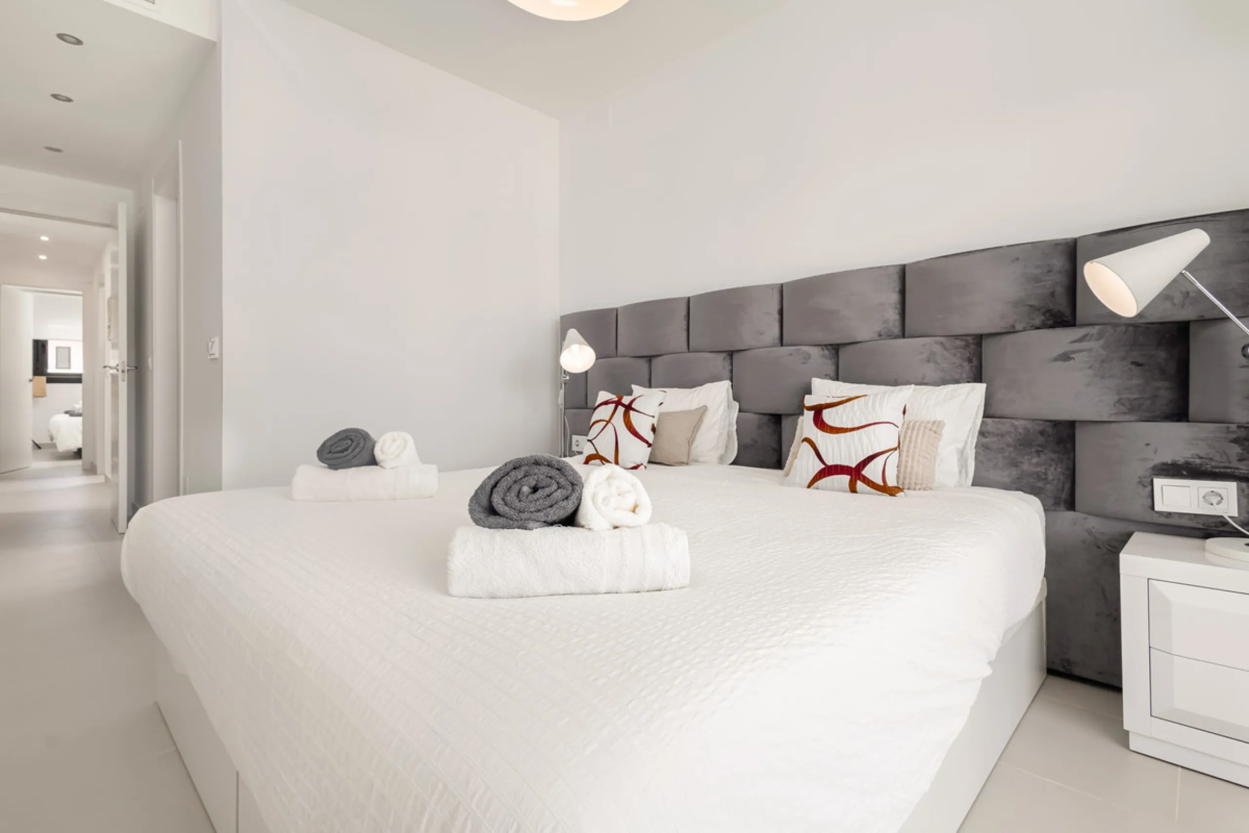 Discover this bright and beautifully presented 2-bedroom apartment located in the sought-after community of Miradores del Sol, perfectly positioned between Marbella and Estepona.