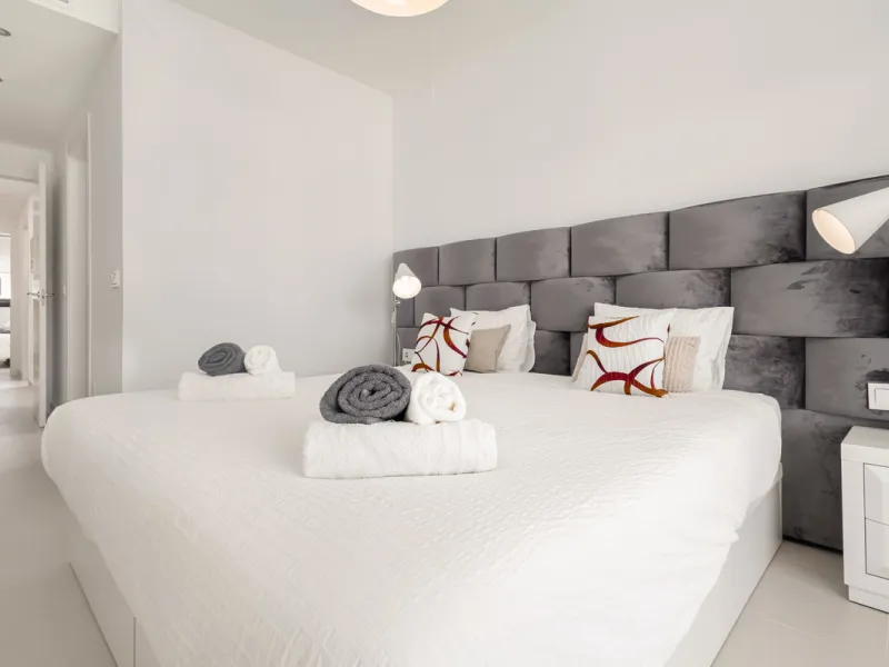 Discover this bright and beautifully presented 2-bedroom apartment located in the sought-after community of Miradores del Sol, perfectly positioned between Marbella and Estepona.