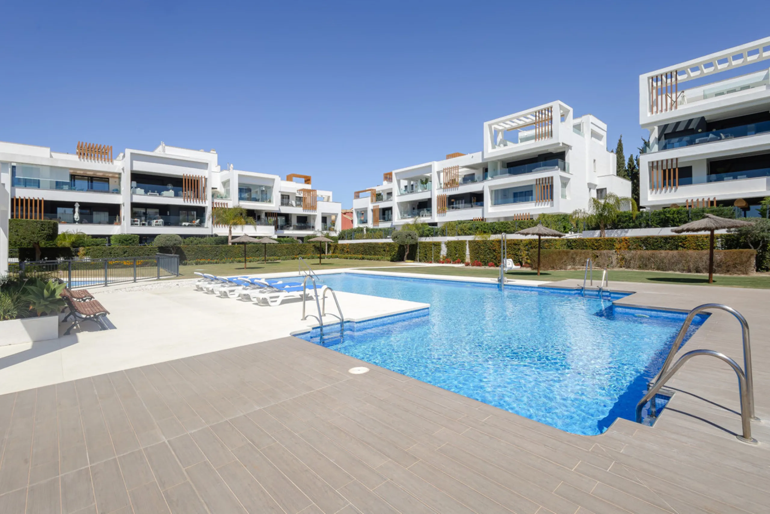 Discover this bright and beautifully presented 2-bedroom apartment located in the sought-after community of Miradores del Sol, perfectly positioned between Marbella and Estepona.