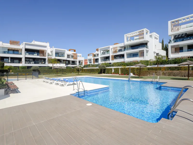 Discover this bright and beautifully presented 2-bedroom apartment located in the sought-after community of Miradores del Sol, perfectly positioned between Marbella and Estepona.