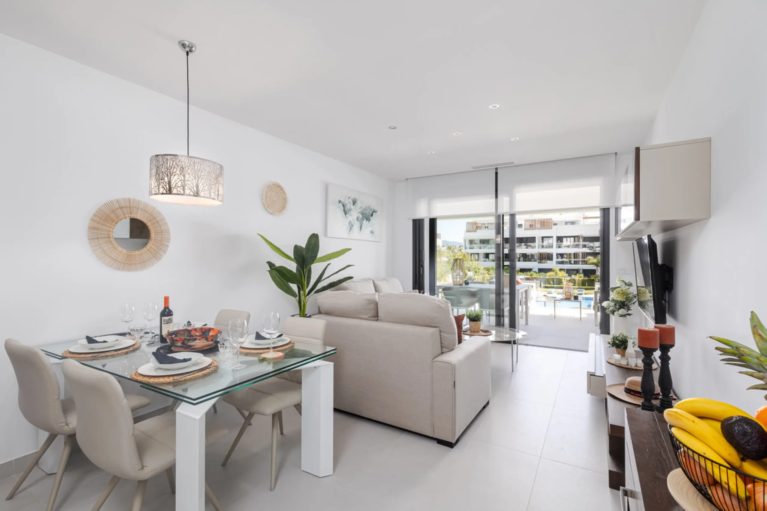 Discover this bright and beautifully presented 2-bedroom apartment located in the sought-after community of Miradores del Sol, perfectly positioned between Marbella and Estepona.