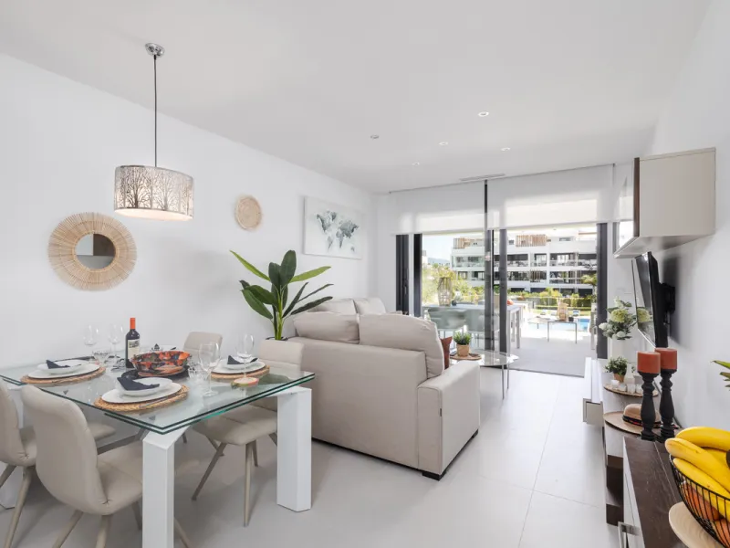 Discover this bright and beautifully presented 2-bedroom apartment located in the sought-after community of Miradores del Sol, perfectly positioned between Marbella and Estepona.