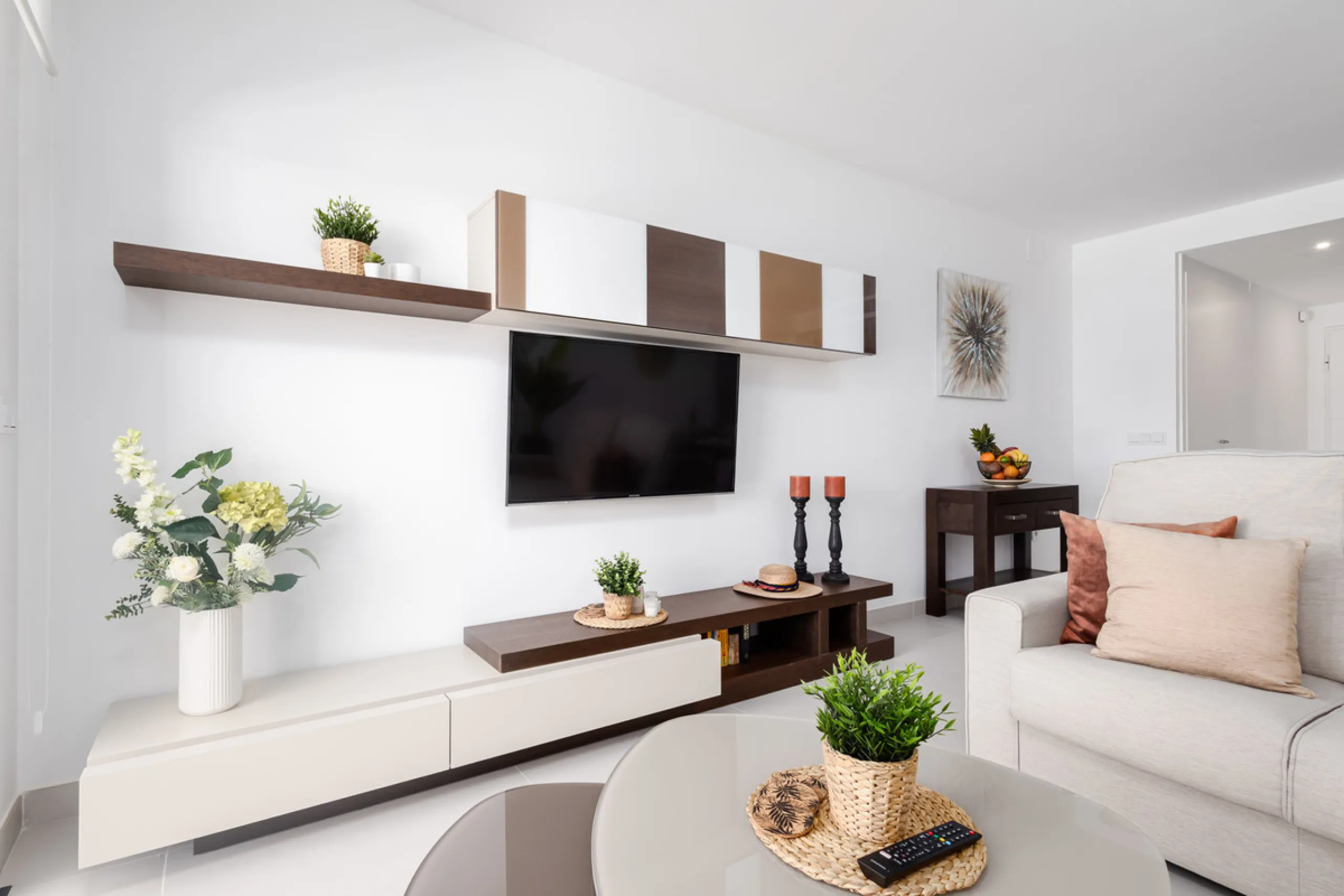 Discover this bright and beautifully presented 2-bedroom apartment located in the sought-after community of Miradores del Sol, perfectly positioned between Marbella and Estepona.