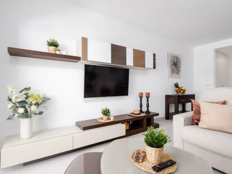 Discover this bright and beautifully presented 2-bedroom apartment located in the sought-after community of Miradores del Sol, perfectly positioned between Marbella and Estepona.