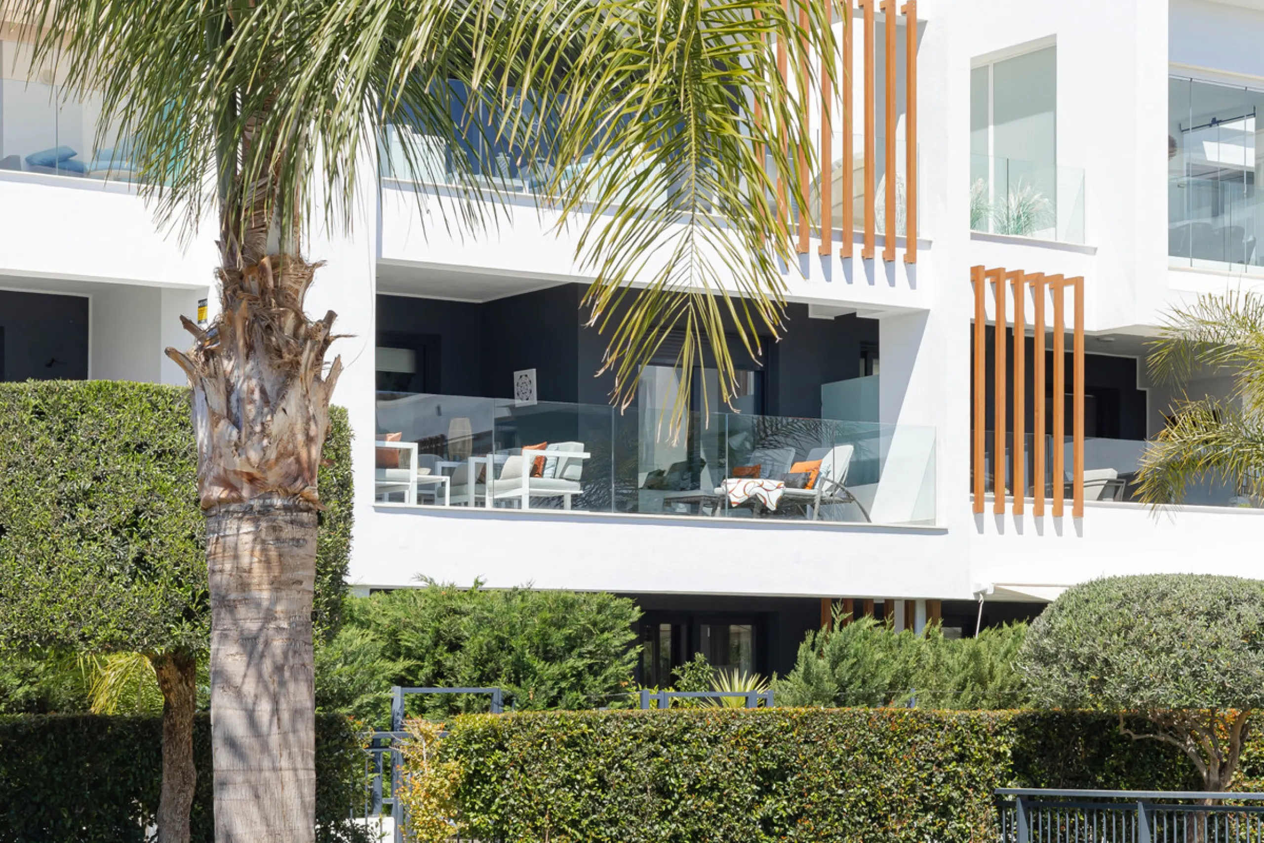 Discover this bright and beautifully presented 2-bedroom apartment located in the sought-after community of Miradores del Sol, perfectly positioned between Marbella and Estepona.