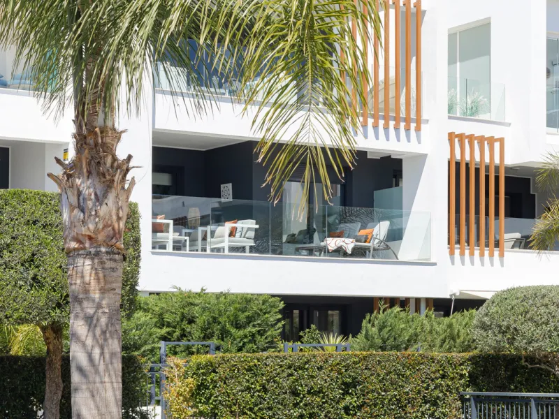 Discover this bright and beautifully presented 2-bedroom apartment located in the sought-after community of Miradores del Sol, perfectly positioned between Marbella and Estepona.