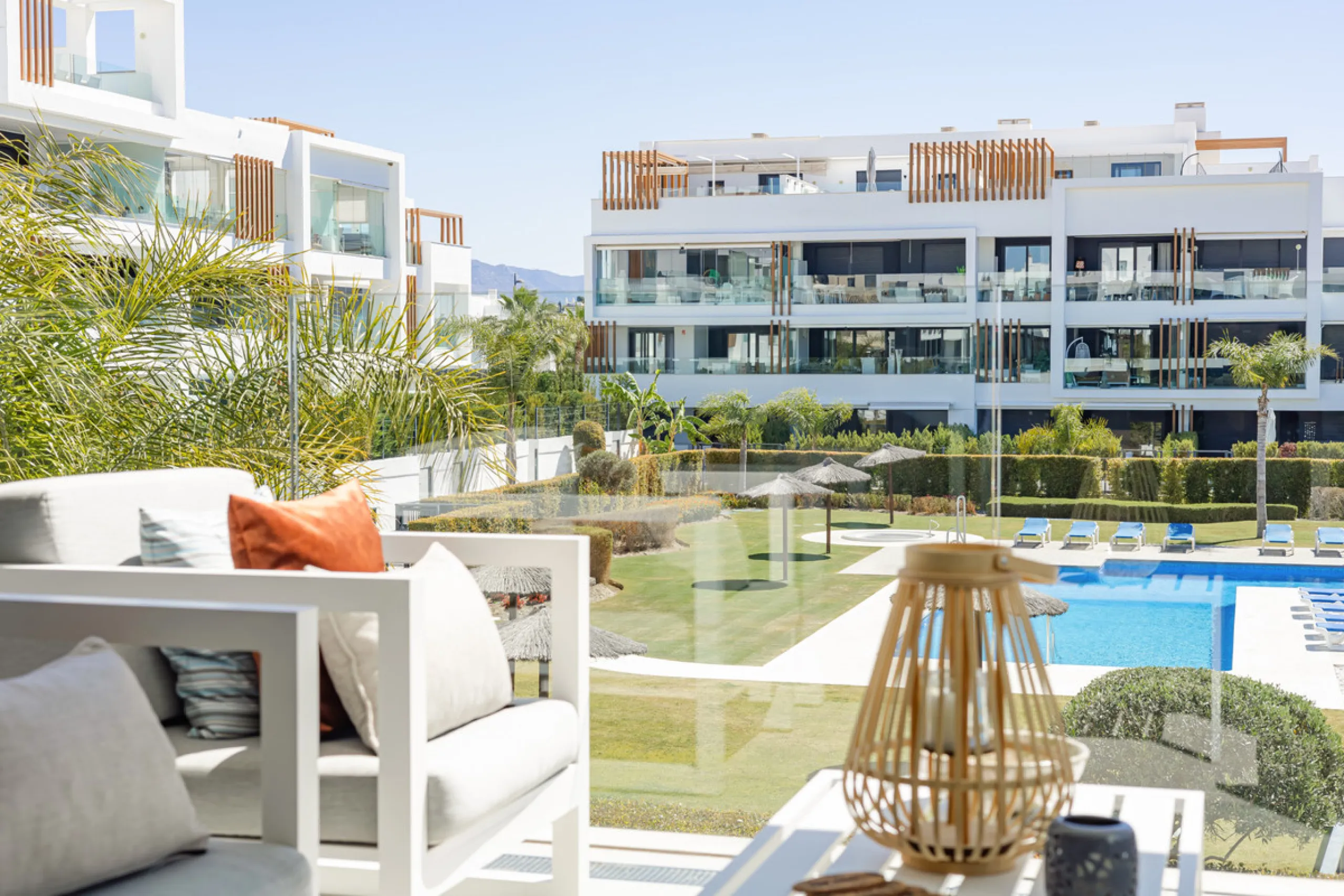 Discover this bright and beautifully presented 2-bedroom apartment located in the sought-after community of Miradores del Sol, perfectly positioned between Marbella and Estepona.