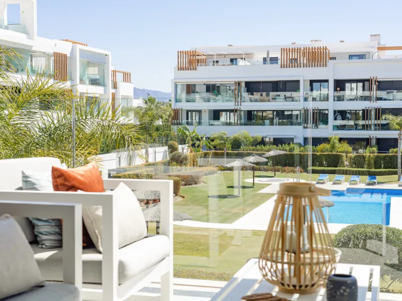 Discover this bright and beautifully presented 2-bedroom apartment located in the sought-after community of Miradores del Sol, perfectly positioned between Marbella and Estepona.