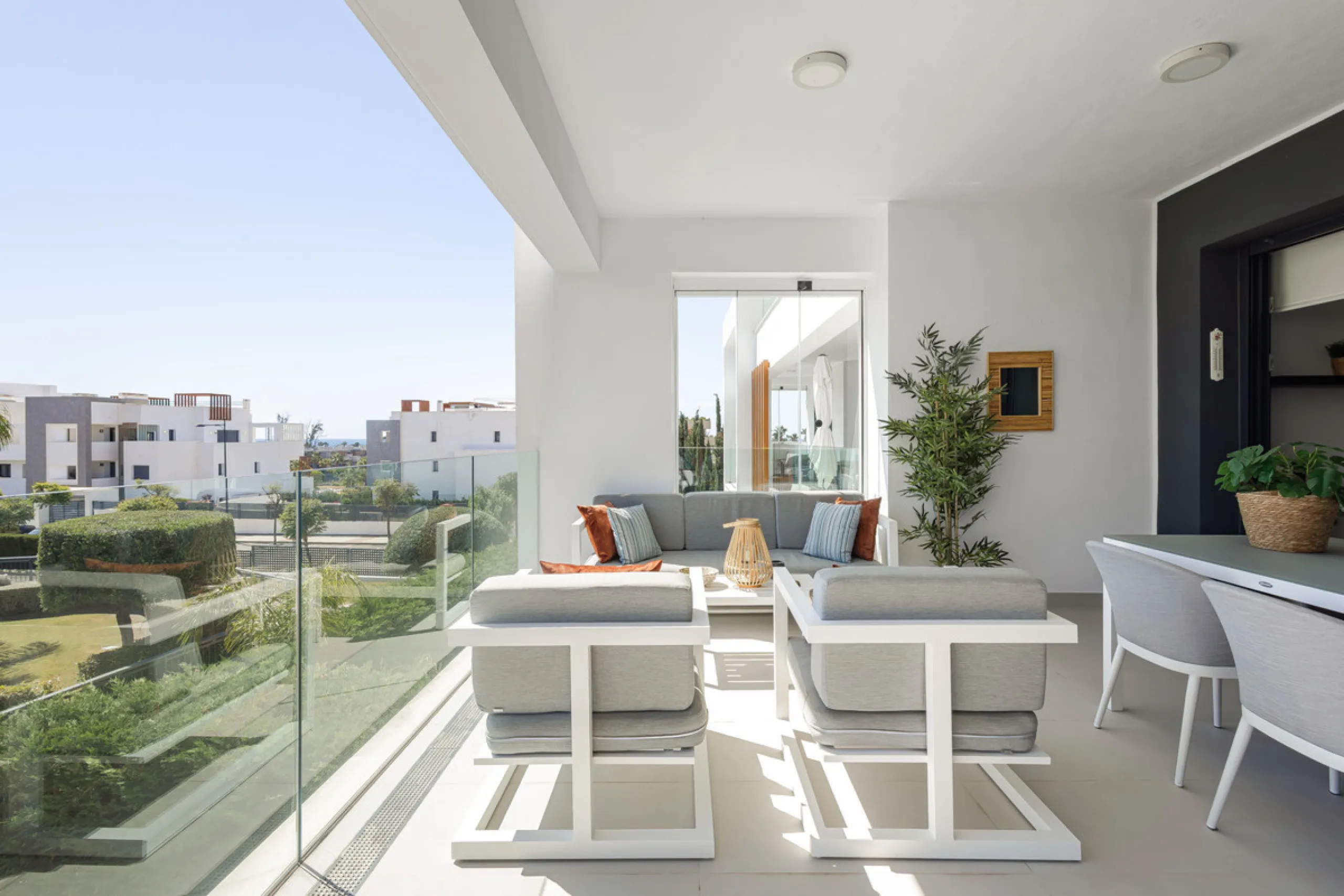 Discover this bright and beautifully presented 2-bedroom apartment located in the sought-after community of Miradores del Sol, perfectly positioned between Marbella and Estepona.