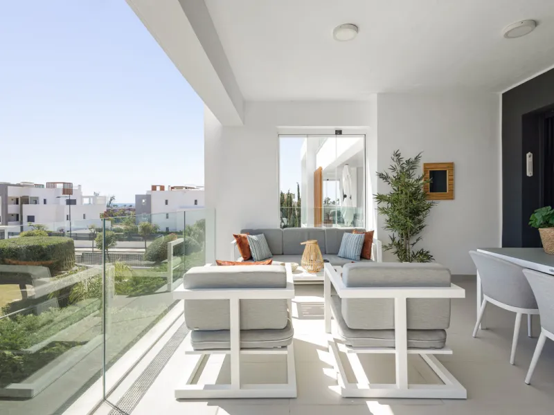 Discover this bright and beautifully presented 2-bedroom apartment located in the sought-after community of Miradores del Sol, perfectly positioned between Marbella and Estepona.