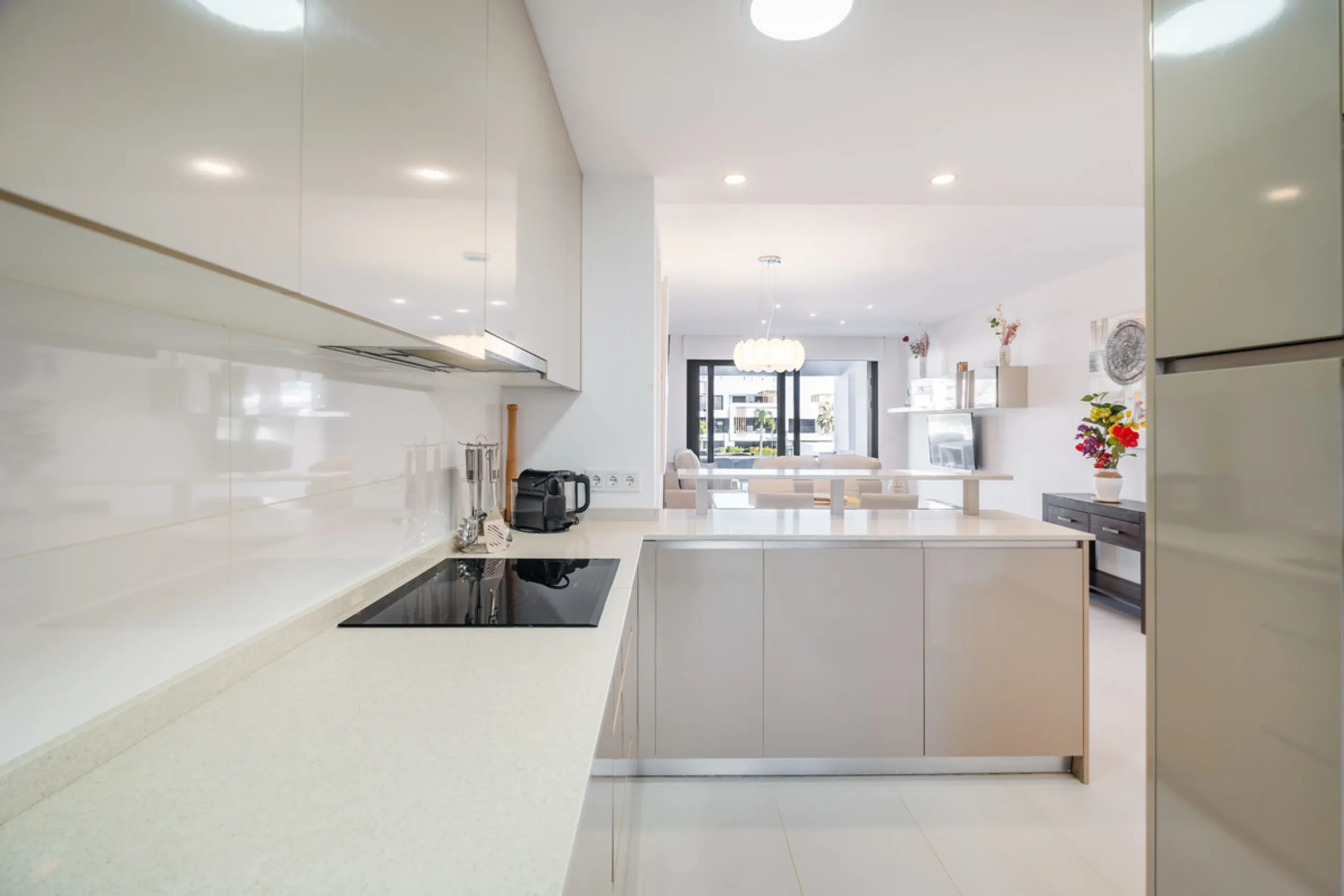 Discover this bright and beautifully presented 2-bedroom apartment located in the sought-after community of Miradores del Sol, perfectly positioned between Marbella and Estepona.