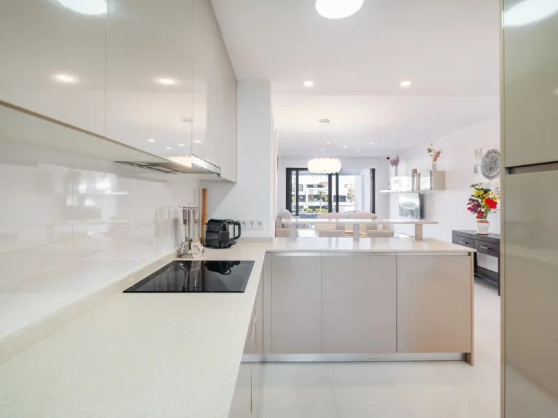 Discover this bright and beautifully presented 2-bedroom apartment located in the sought-after community of Miradores del Sol, perfectly positioned between Marbella and Estepona.