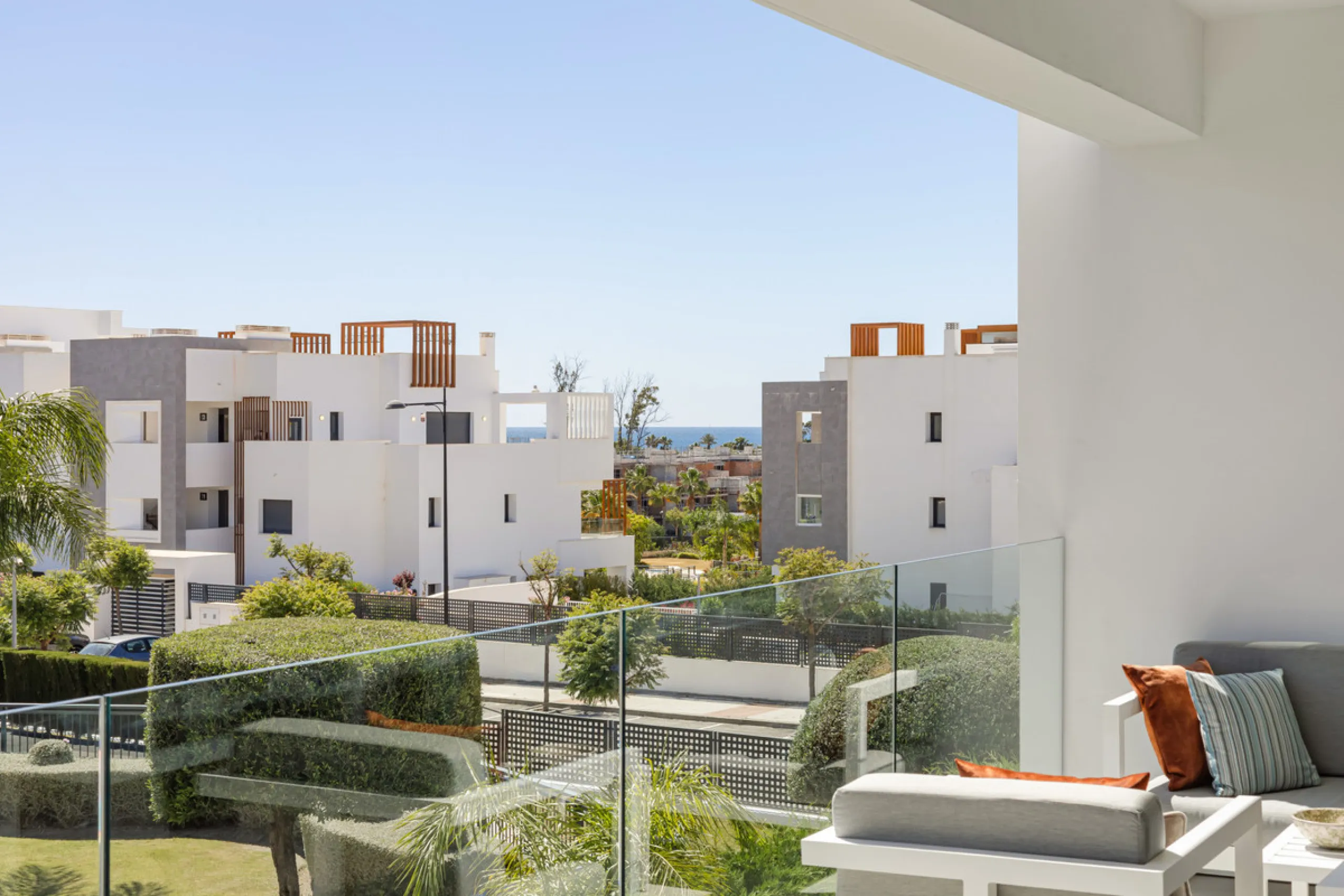 Discover this bright and beautifully presented 2-bedroom apartment located in the sought-after community of Miradores del Sol, perfectly positioned between Marbella and Estepona.