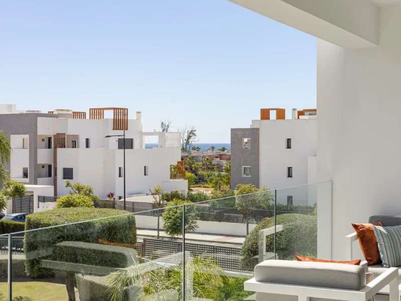 Discover this bright and beautifully presented 2-bedroom apartment located in the sought-after community of Miradores del Sol, perfectly positioned between Marbella and Estepona.