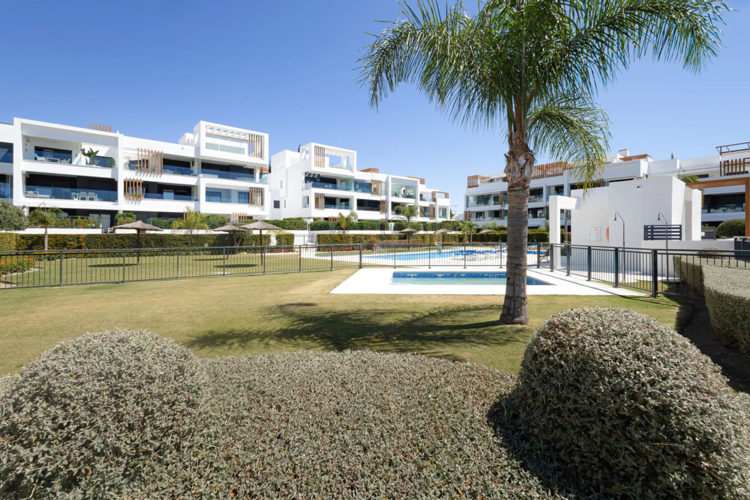 Discover this bright and beautifully presented 2-bedroom apartment located in the sought-after community of Miradores del Sol, perfectly positioned between Marbella and Estepona.