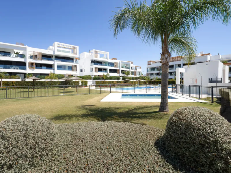Discover this bright and beautifully presented 2-bedroom apartment located in the sought-after community of Miradores del Sol, perfectly positioned between Marbella and Estepona.