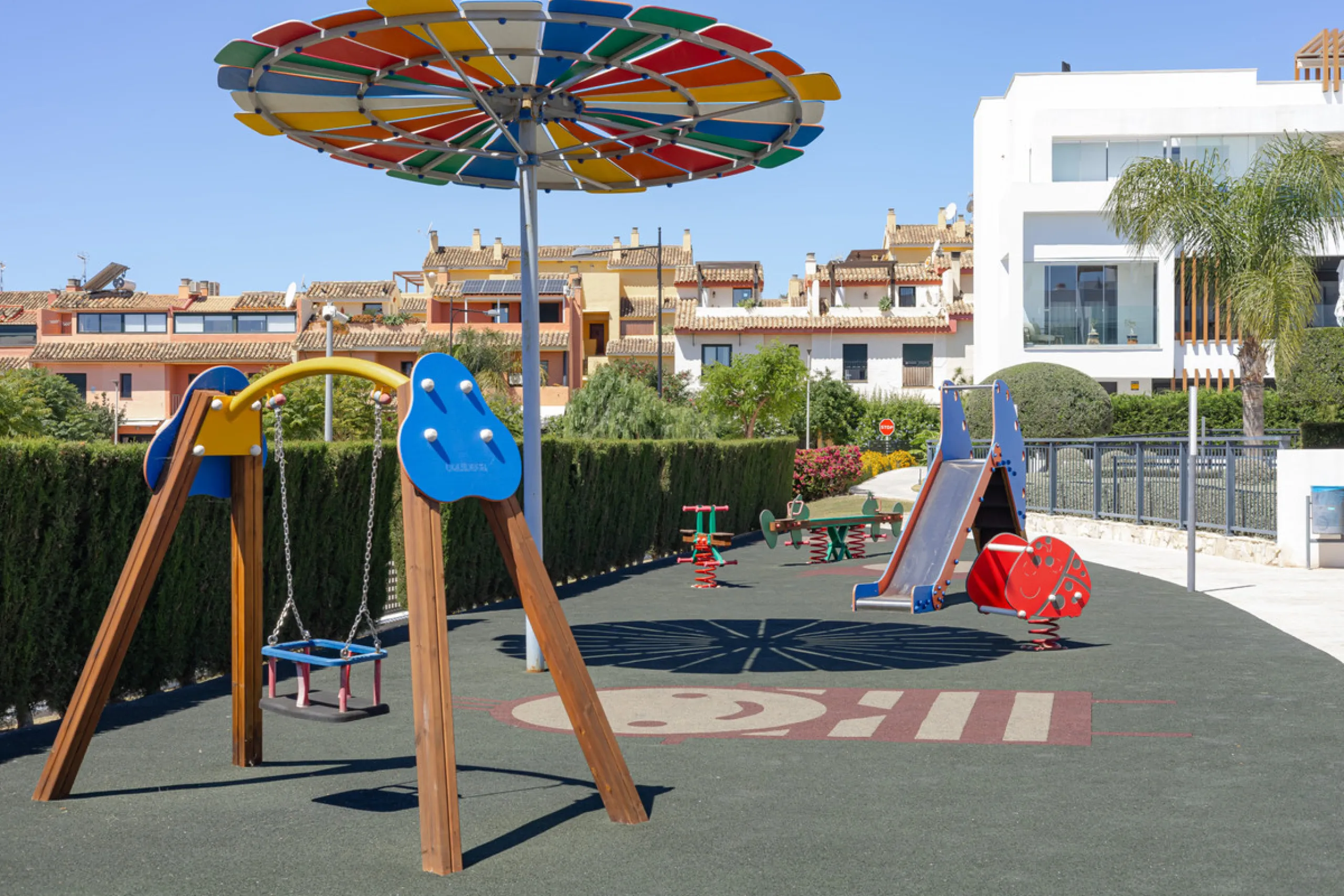Discover this bright and beautifully presented 2-bedroom apartment located in the sought-after community of Miradores del Sol, perfectly positioned between Marbella and Estepona.