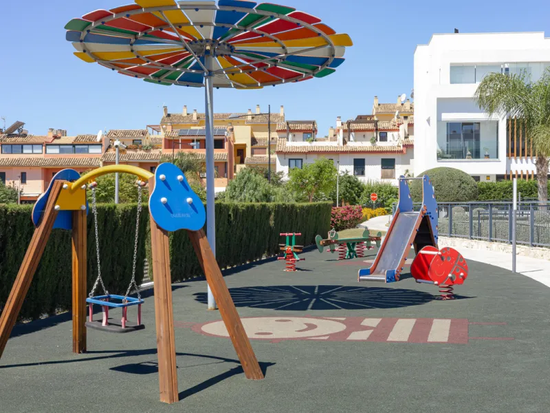 Discover this bright and beautifully presented 2-bedroom apartment located in the sought-after community of Miradores del Sol, perfectly positioned between Marbella and Estepona.
