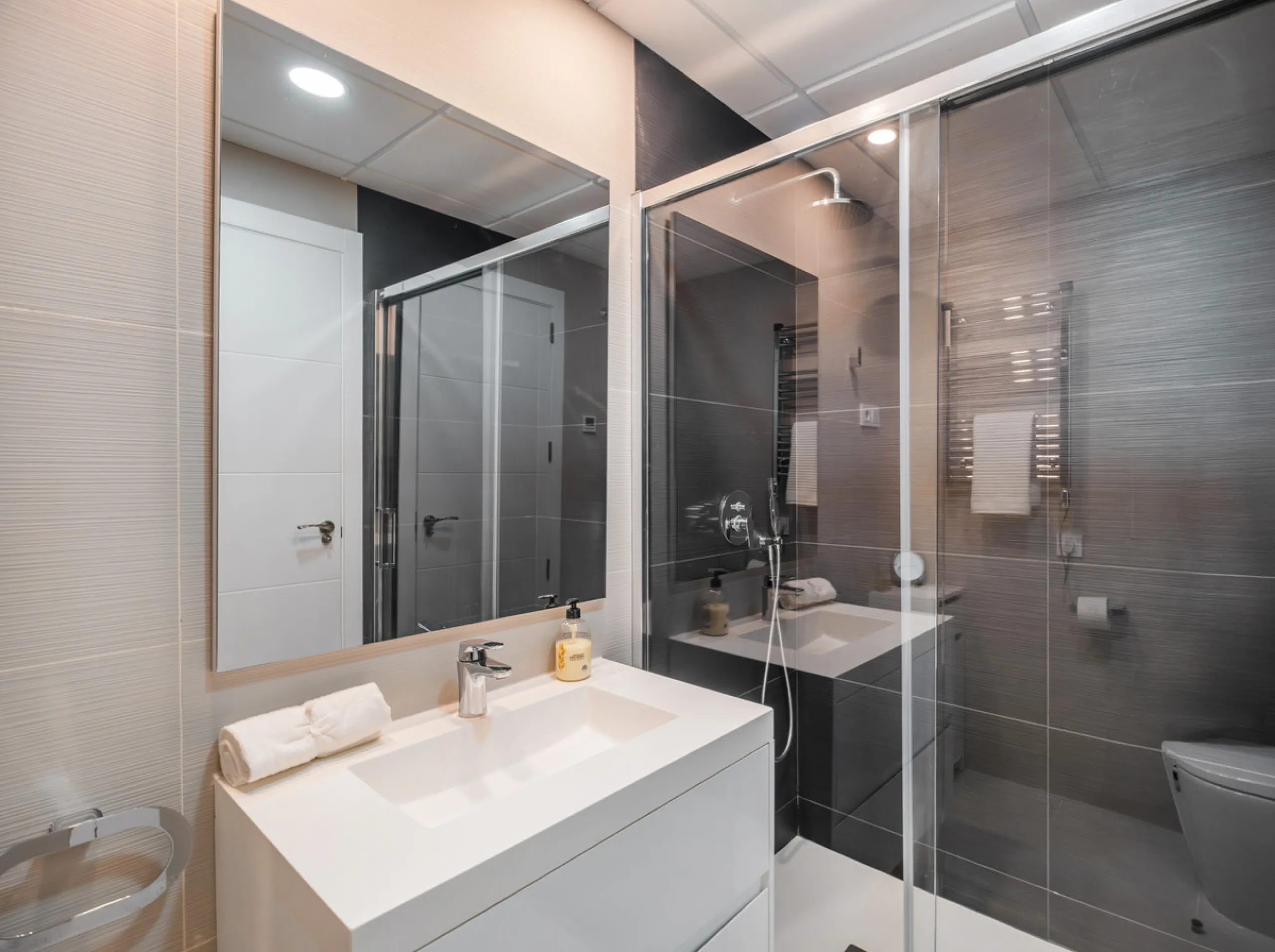 Discover this bright and beautifully presented 2-bedroom apartment located in the sought-after community of Miradores del Sol, perfectly positioned between Marbella and Estepona.