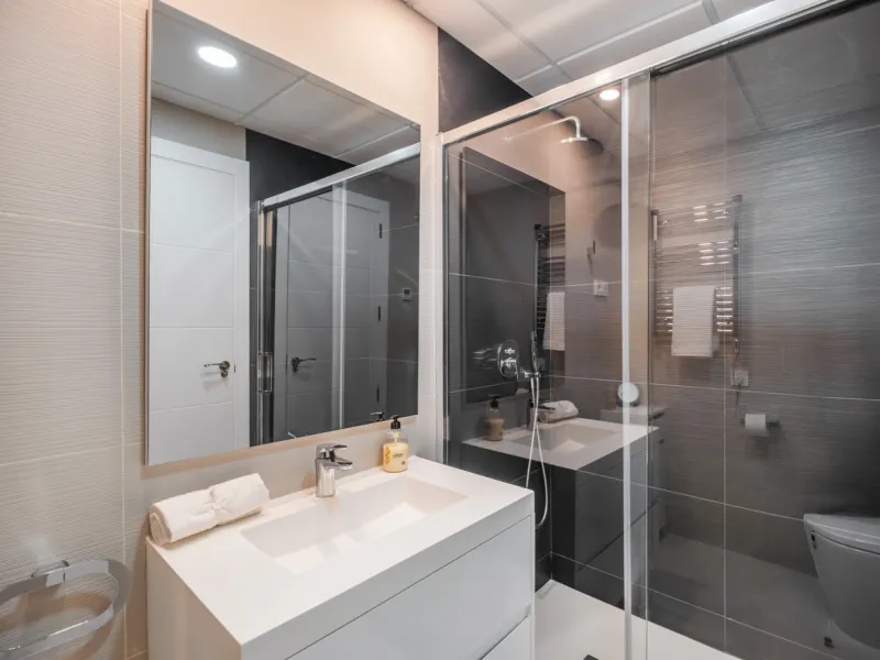 Discover this bright and beautifully presented 2-bedroom apartment located in the sought-after community of Miradores del Sol, perfectly positioned between Marbella and Estepona.