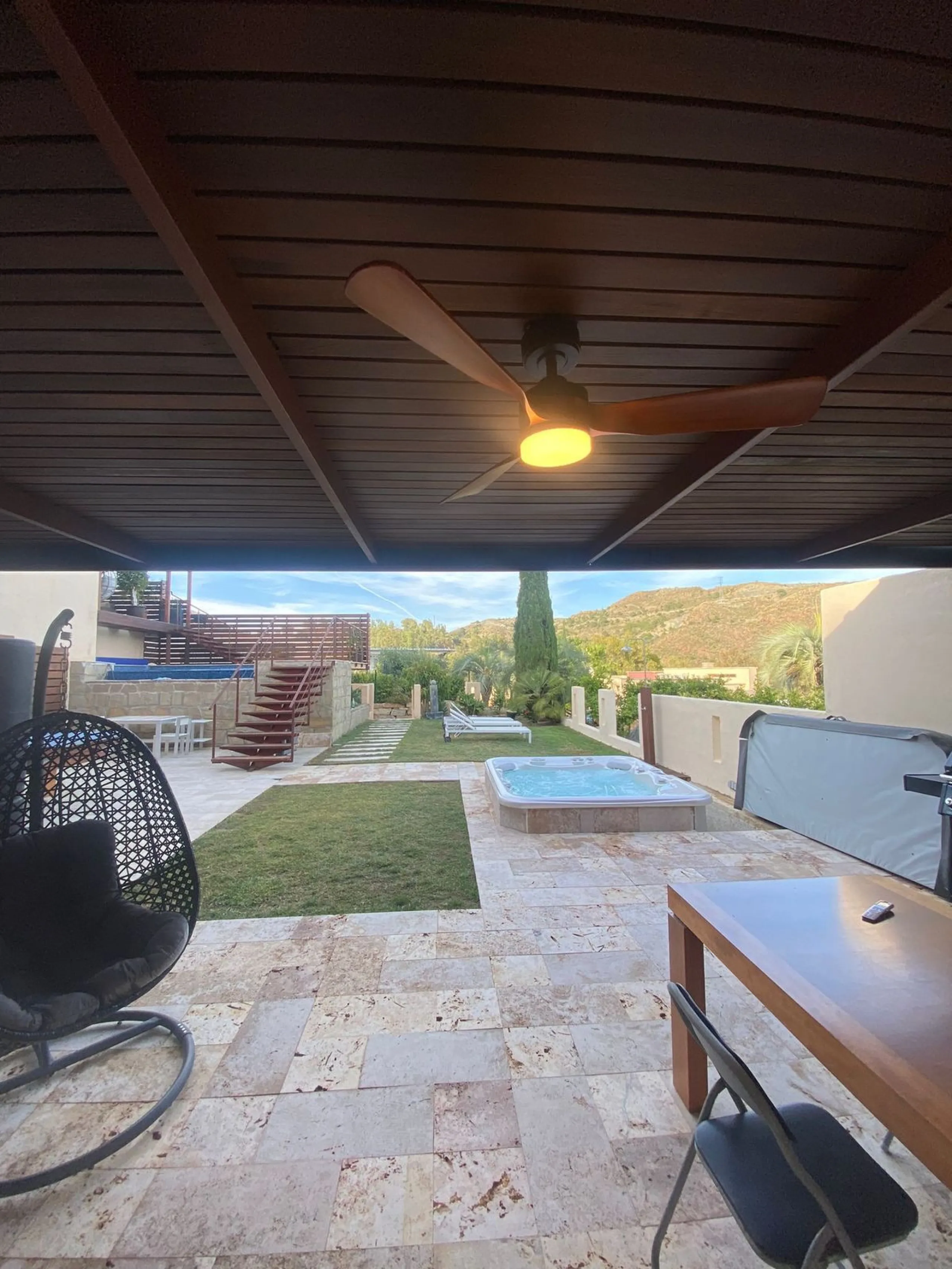 Beautiful villa in the Parque Botanico urbanization, completely renovated. The house has four bedrooms, four bathrooms, a living room, kitchen, garage, storage room, garden, heated pool, jacuzzi, BBQ area, billiards table, and forest views. The urbanizati