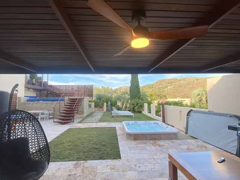 Beautiful villa in the Parque Botanico urbanization, completely renovated. The house has four bedrooms, four bathrooms, a living room, kitchen, garage, storage room, garden, heated pool, jacuzzi, BBQ area, billiards table, and forest views. The urbanizati