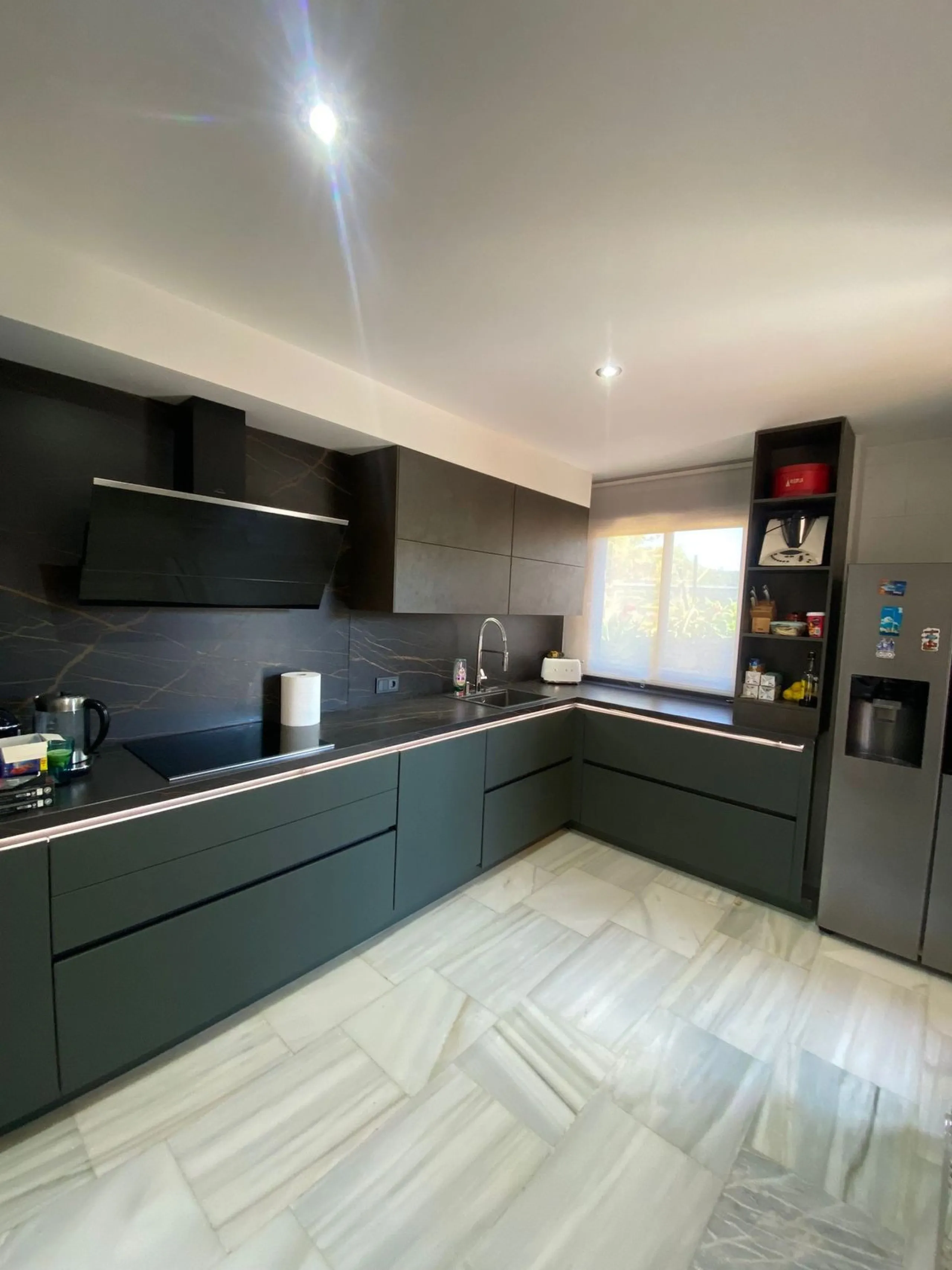 Beautiful villa in the Parque Botanico urbanization, completely renovated. The house has four bedrooms, four bathrooms, a living room, kitchen, garage, storage room, garden, heated pool, jacuzzi, BBQ area, billiards table, and forest views. The urbanizati