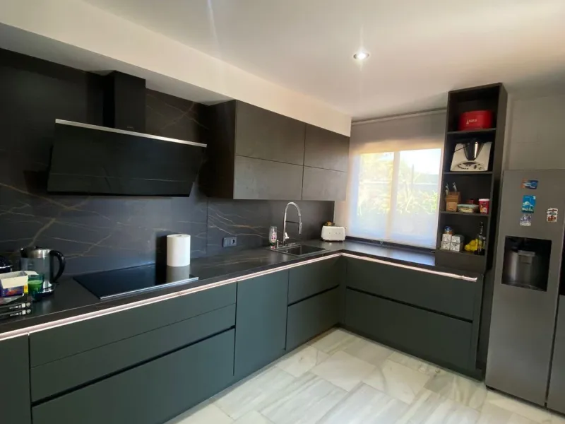 Beautiful villa in the Parque Botanico urbanization, completely renovated. The house has four bedrooms, four bathrooms, a living room, kitchen, garage, storage room, garden, heated pool, jacuzzi, BBQ area, billiards table, and forest views. The urbanizati