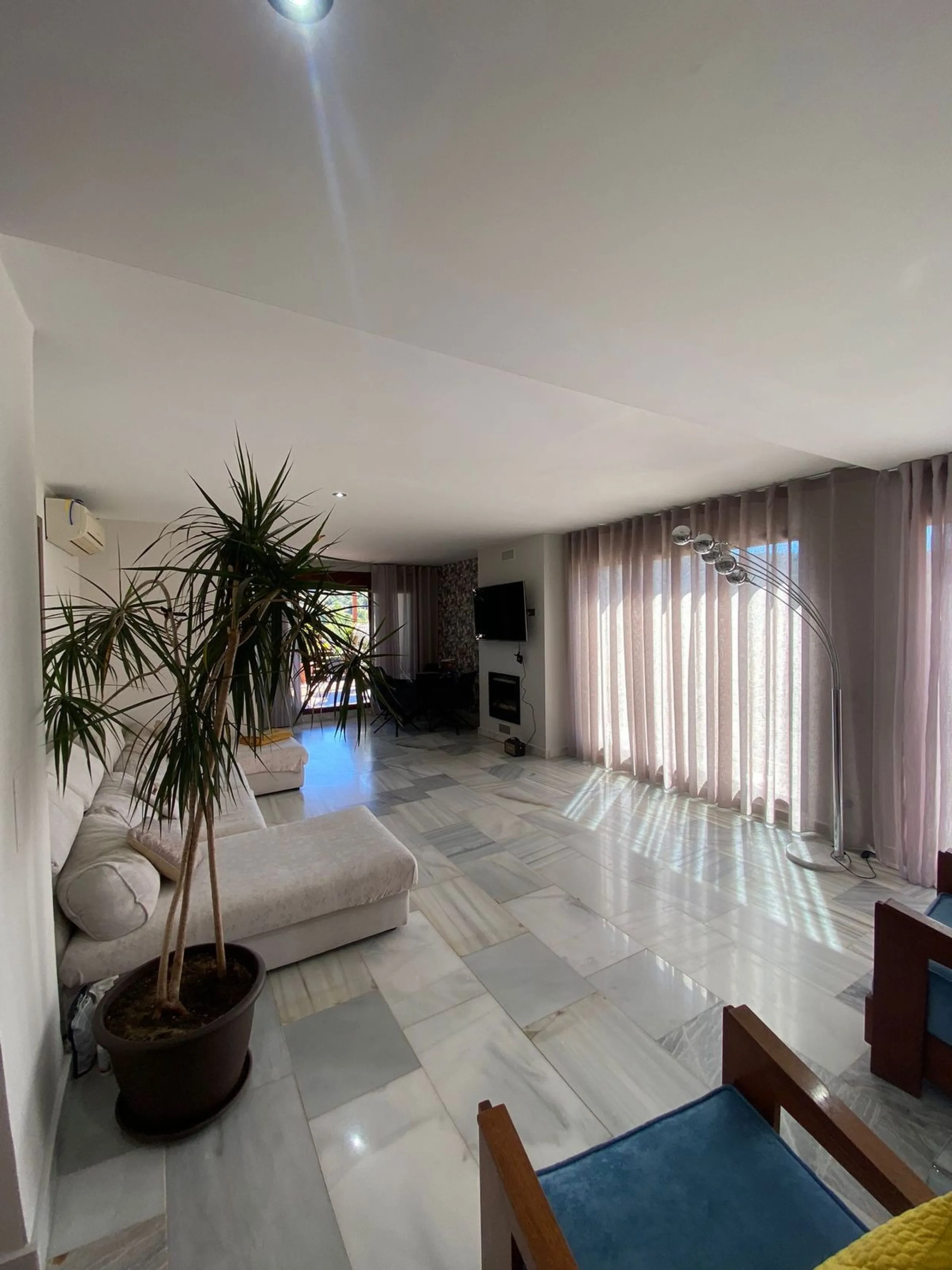 Beautiful villa in the Parque Botanico urbanization, completely renovated. The house has four bedrooms, four bathrooms, a living room, kitchen, garage, storage room, garden, heated pool, jacuzzi, BBQ area, billiards table, and forest views. The urbanizati