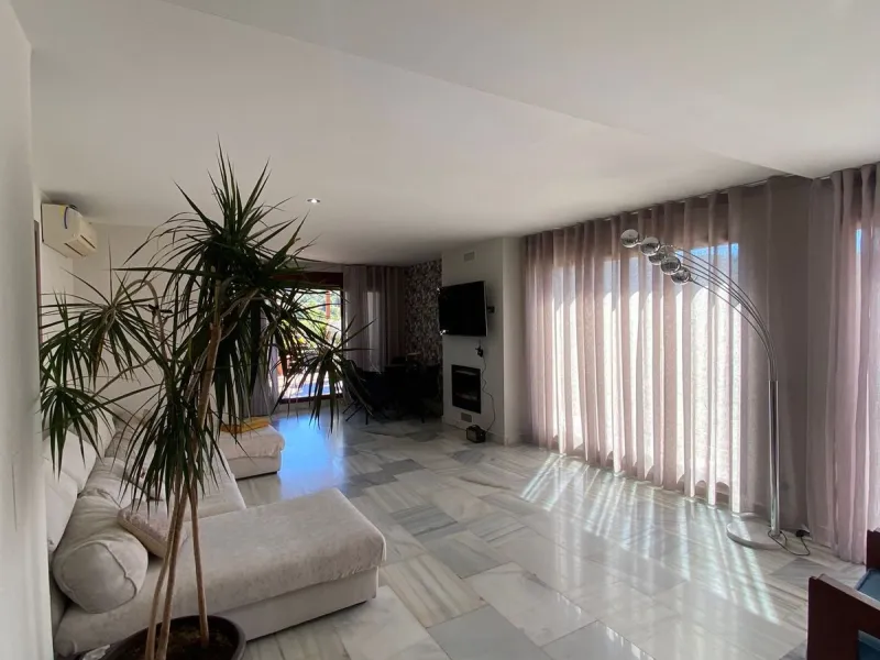 Beautiful villa in the Parque Botanico urbanization, completely renovated. The house has four bedrooms, four bathrooms, a living room, kitchen, garage, storage room, garden, heated pool, jacuzzi, BBQ area, billiards table, and forest views. The urbanizati