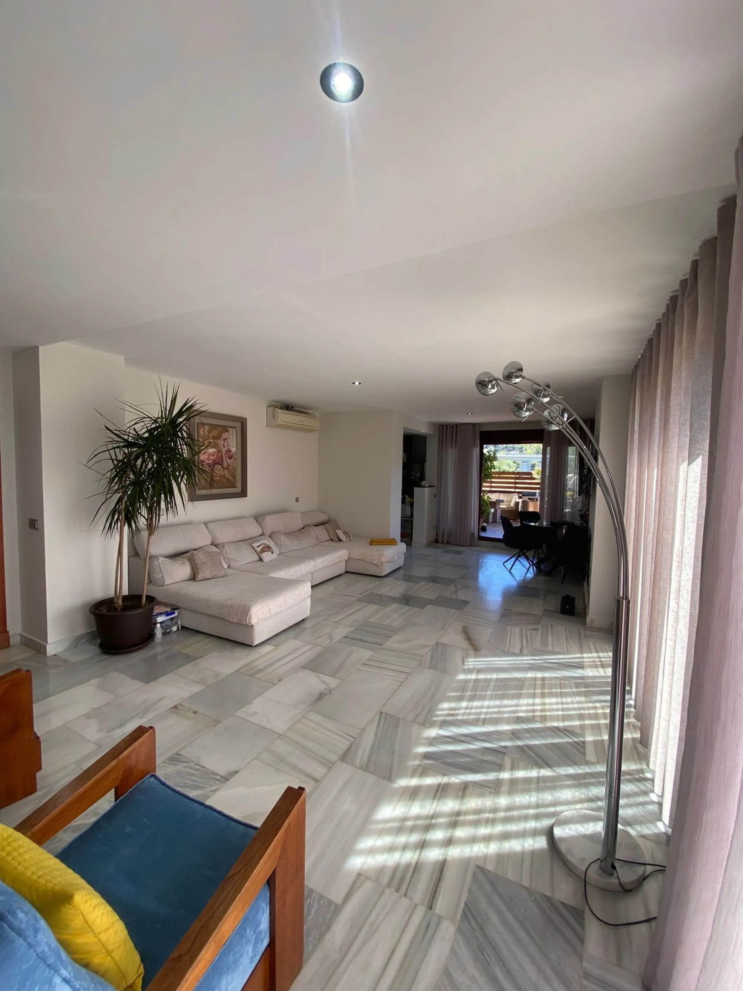 Beautiful villa in the Parque Botanico urbanization, completely renovated. The house has four bedrooms, four bathrooms, a living room, kitchen, garage, storage room, garden, heated pool, jacuzzi, BBQ area, billiards table, and forest views. The urbanizati