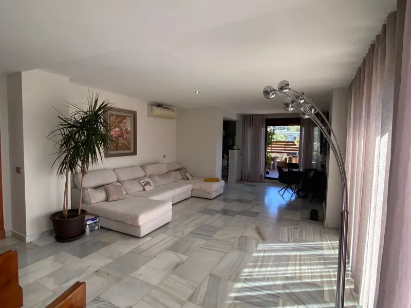 Beautiful villa in the Parque Botanico urbanization, completely renovated. The house has four bedrooms, four bathrooms, a living room, kitchen, garage, storage room, garden, heated pool, jacuzzi, BBQ area, billiards table, and forest views. The urbanizati