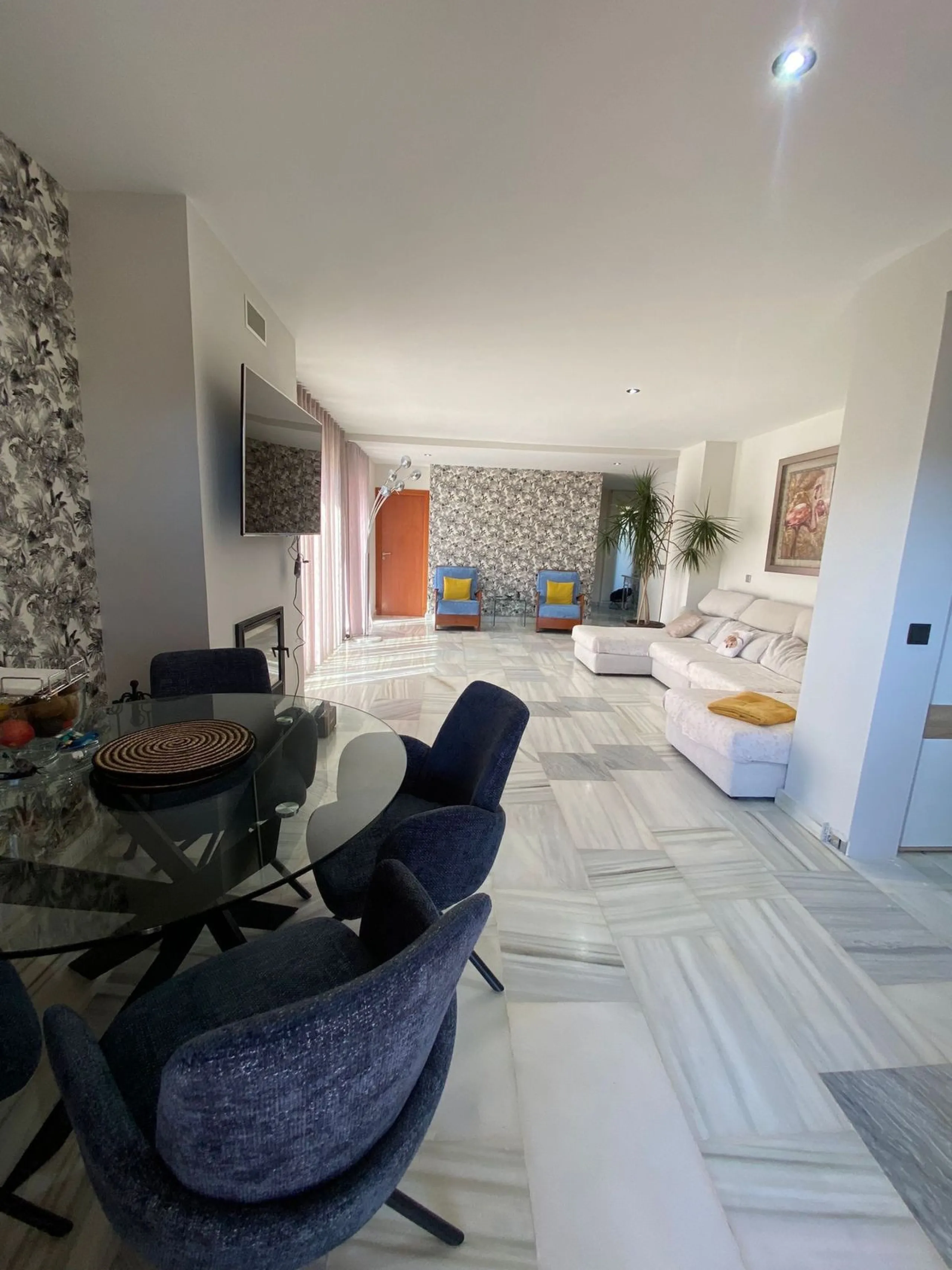 Beautiful villa in the Parque Botanico urbanization, completely renovated. The house has four bedrooms, four bathrooms, a living room, kitchen, garage, storage room, garden, heated pool, jacuzzi, BBQ area, billiards table, and forest views. The urbanizati