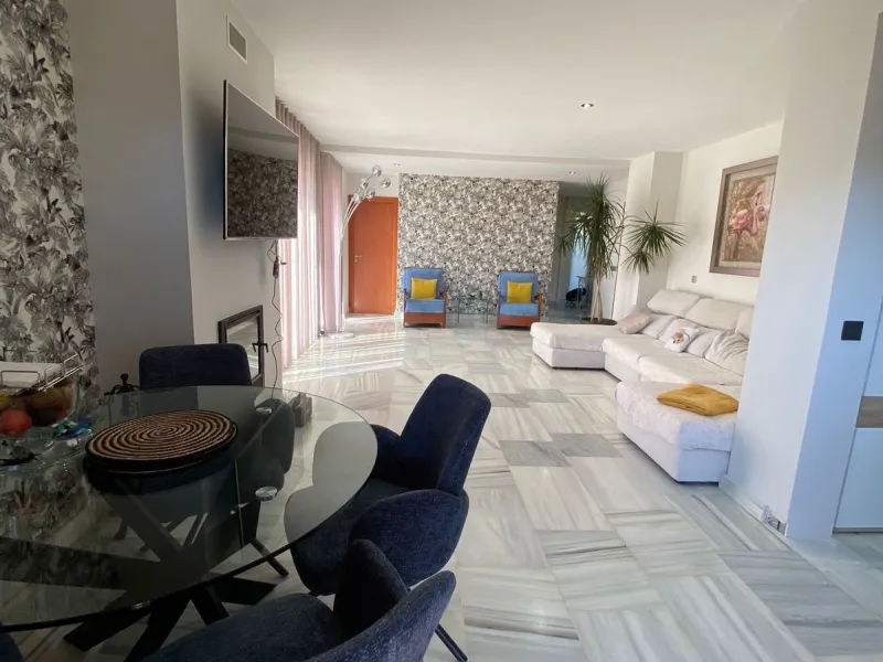 Beautiful villa in the Parque Botanico urbanization, completely renovated. The house has four bedrooms, four bathrooms, a living room, kitchen, garage, storage room, garden, heated pool, jacuzzi, BBQ area, billiards table, and forest views. The urbanizati