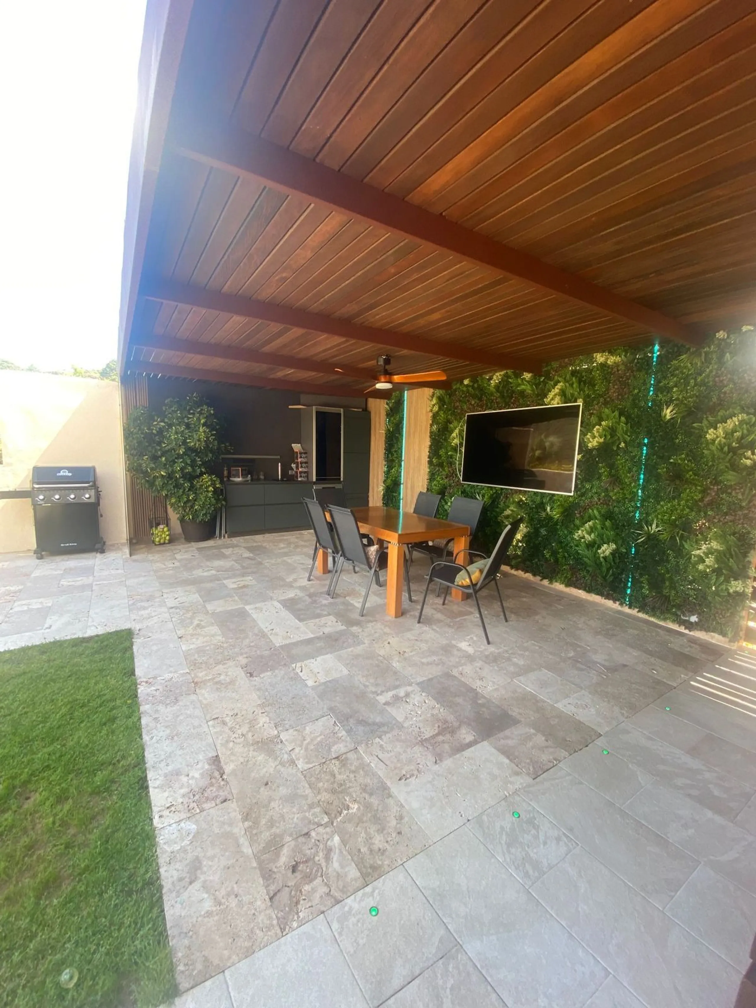 Beautiful villa in the Parque Botanico urbanization, completely renovated. The house has four bedrooms, four bathrooms, a living room, kitchen, garage, storage room, garden, heated pool, jacuzzi, BBQ area, billiards table, and forest views. The urbanizati