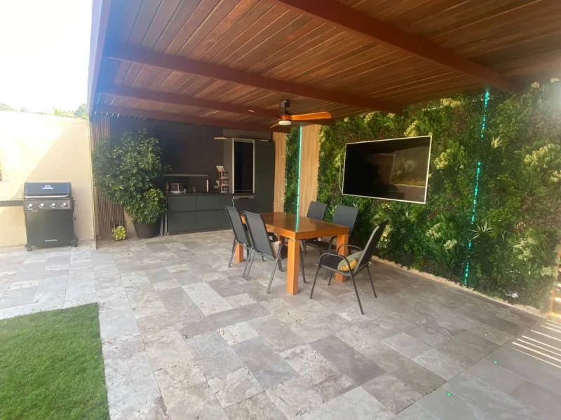 Beautiful villa in the Parque Botanico urbanization, completely renovated. The house has four bedrooms, four bathrooms, a living room, kitchen, garage, storage room, garden, heated pool, jacuzzi, BBQ area, billiards table, and forest views. The urbanizati