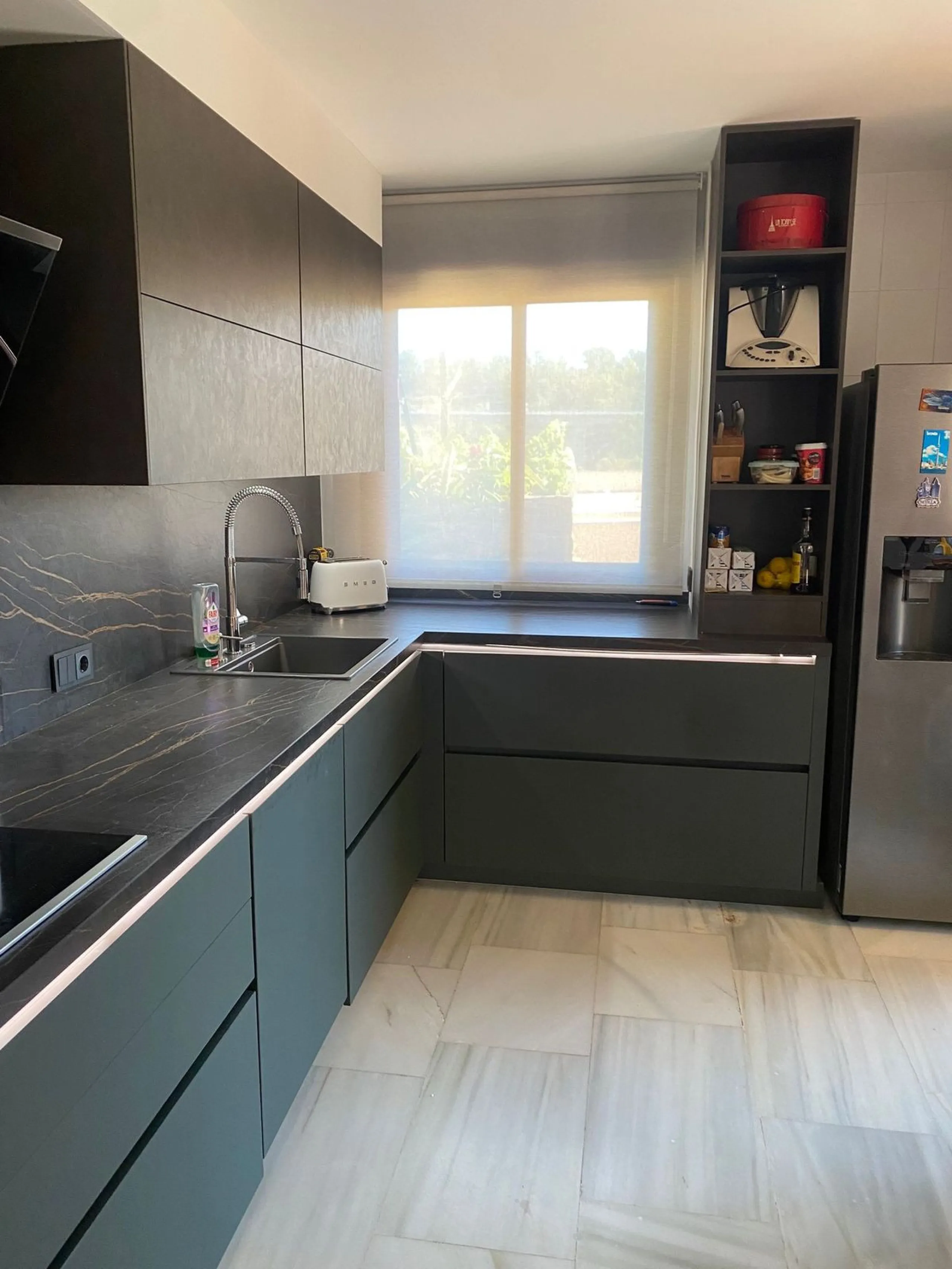 Beautiful villa in the Parque Botanico urbanization, completely renovated. The house has four bedrooms, four bathrooms, a living room, kitchen, garage, storage room, garden, heated pool, jacuzzi, BBQ area, billiards table, and forest views. The urbanizati