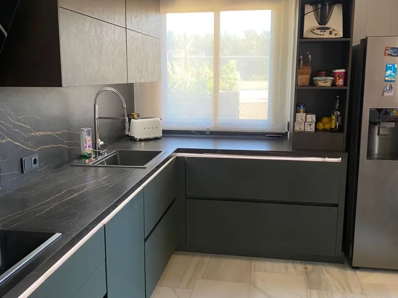 Beautiful villa in the Parque Botanico urbanization, completely renovated. The house has four bedrooms, four bathrooms, a living room, kitchen, garage, storage room, garden, heated pool, jacuzzi, BBQ area, billiards table, and forest views. The urbanizati