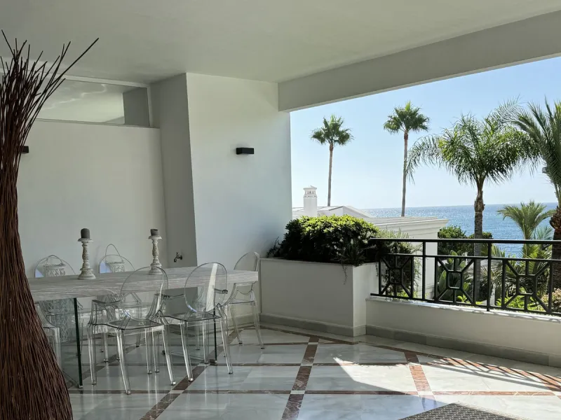 An elegant 2-bedroom, 2-bathroom apartment for sale in the prestigious beachfront development of Doncella Beach, ideally located on the first line of the sea in Estepona.
