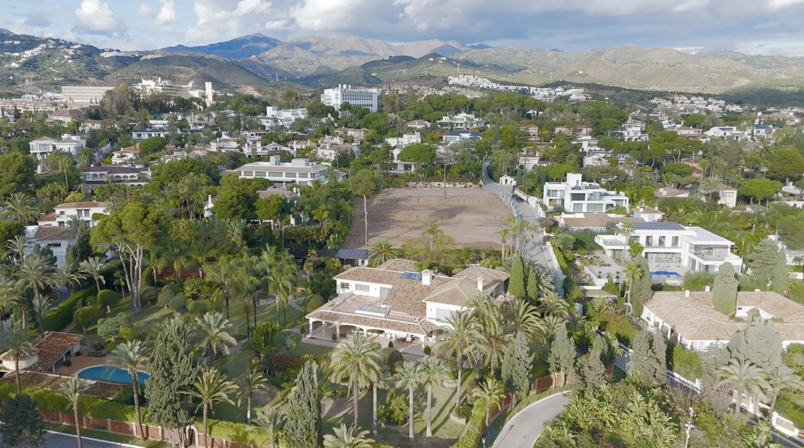 Exklusives Baugrundstück nahe dem Strand in Los Monteros, Marbella