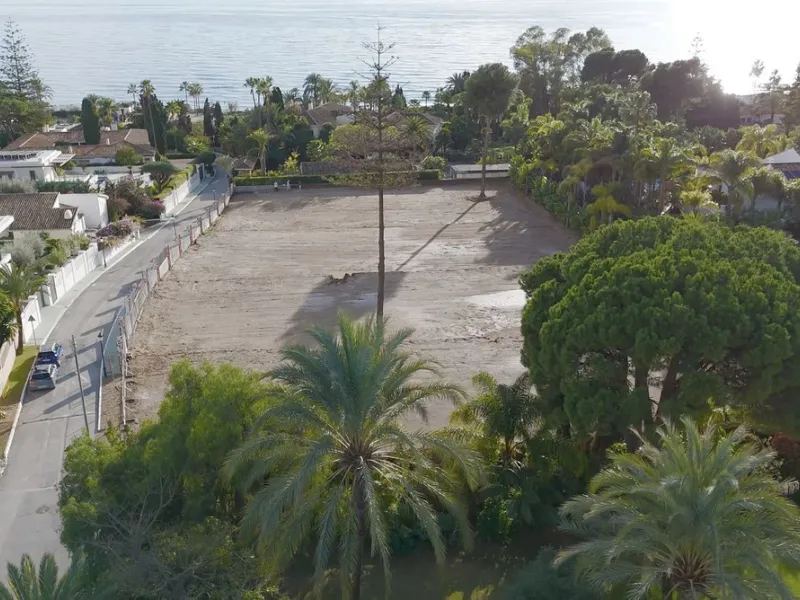 Exklusives Baugrundstück nahe dem Strand in Los Monteros, Marbella