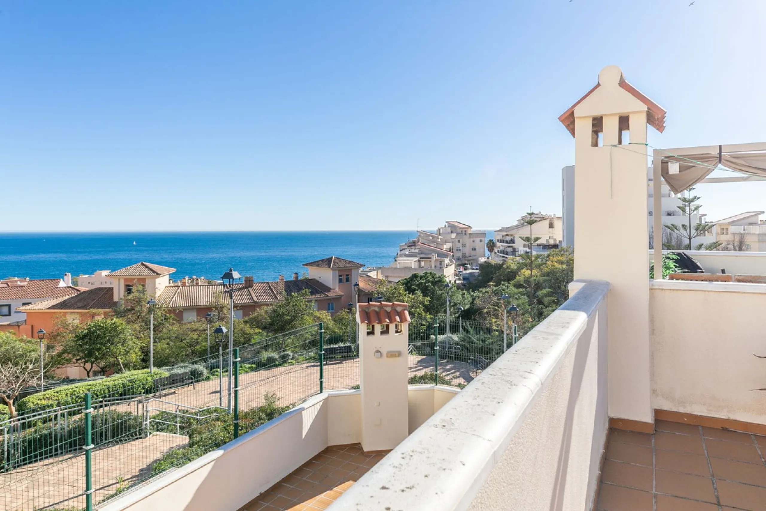 We present this unique property in the Torrequebrada Shopping Centre area.